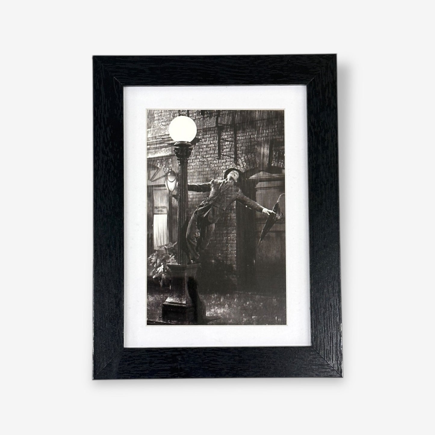 Framed Mounted Black & White Gene Kelly - Singin' In The Rain A5 Postcard